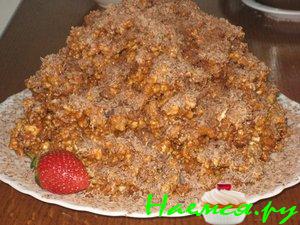 Торт "Муравейник" с изюмом и орешками