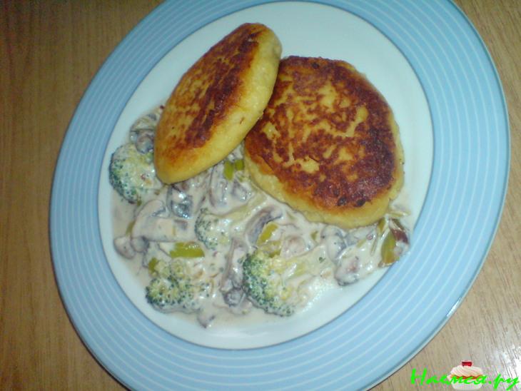 Картофельные котлеты под грибным соусом с брокколи