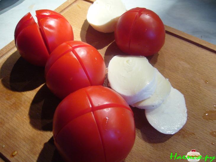 Помидоры с моцареллой, запеченные в фольге