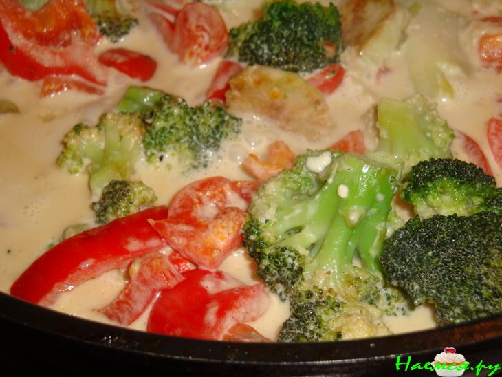 Рыба с овощами в сливочном соусе. Супер просто и вкусно!