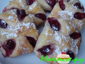 Булочки с вишней и миндальным кремом Булочки с вишней и миндальным кремом