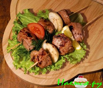 Шашлык из свинины по-домашнему на шпажках