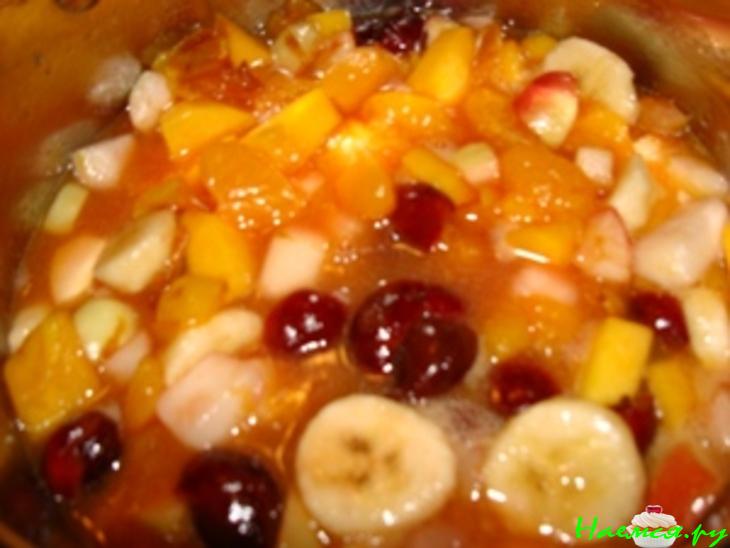 Тушеная говядина с фруктами