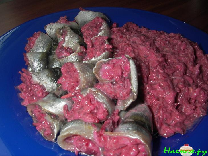 Рулетики из кильки со свекольным салатом