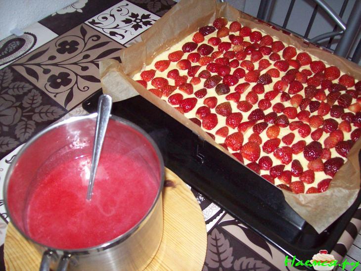 Пирог с ревенем и клубникой