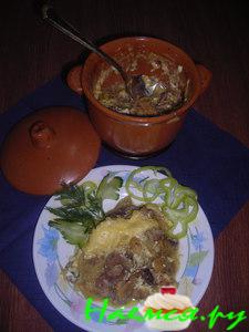 Мясо с грибами в сметане с белым вином по–сибирски