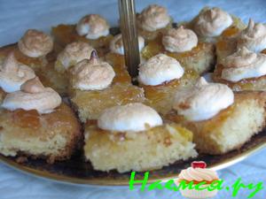 Сдобный пирог с абрикосовым джемом и сладкими облаками