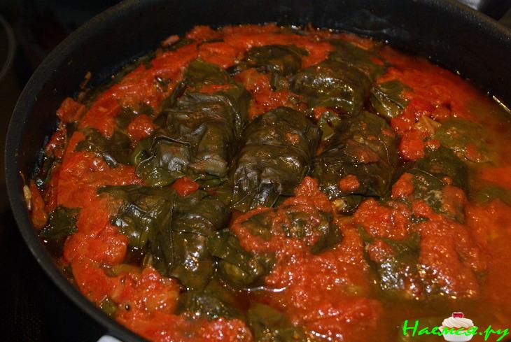 Маленькие голубцы в свекольных листьях