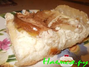 Пирог из слоеного теста с творогом и грушей