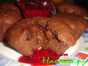 Шоколадные кексы с малиновым соусом Шоколадные кексы с малиновым соусом