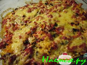 Мясо, запеченное под макронно-овощным гарниром, быстро и без особых хлопот