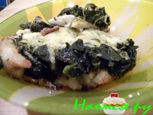 Дорада под соусом из шпината