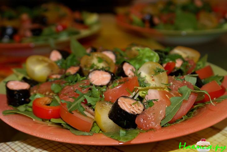 Салат с кусочками форели в нори
