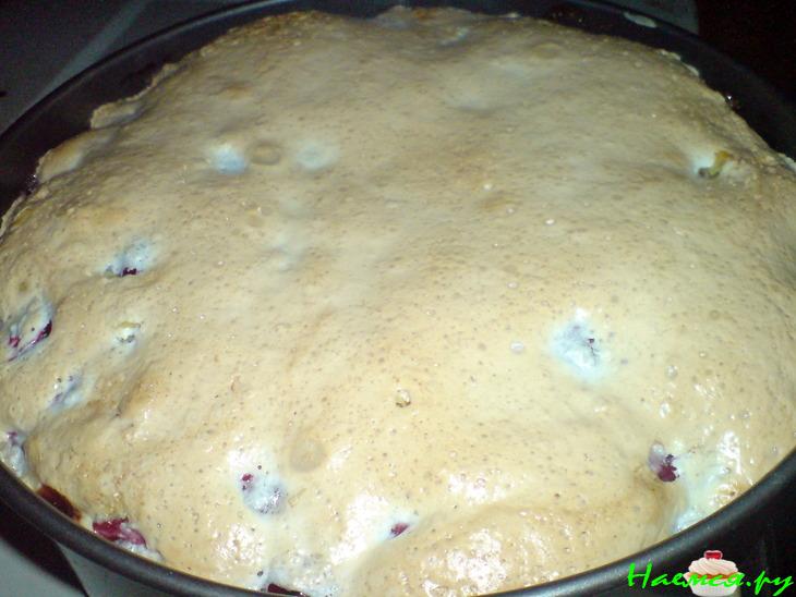 Пирог с вишней и безе