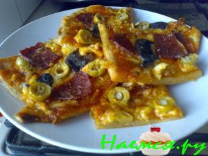 Пицца с сырокопченой колбасой