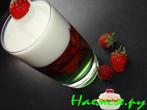 Желейная клубничка пoд ванильным соусом