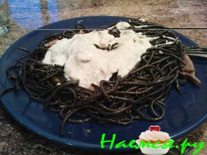 Черная паста с белым соусом