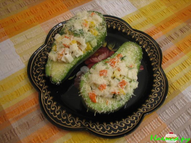 Закусочный салат в авокадо