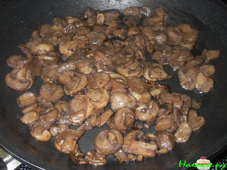 Свинина с шампиньонами и соусом из голубого сыра