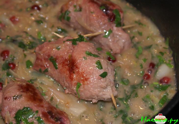 Рулеты из телятины с клюквой