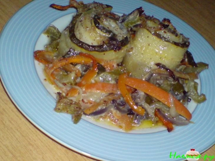 Рулеты из рыбы и цуккини с овощами