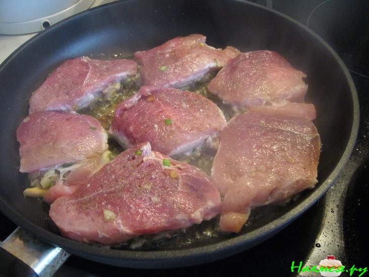 Свиные отбивные с припеком и сливочно-горчичным соусом