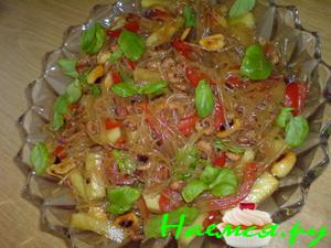 Салат из рисовой лапши с маленькими креветками