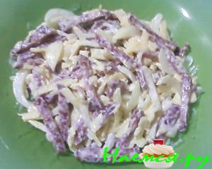 Салат с сырокопчёной колбасой