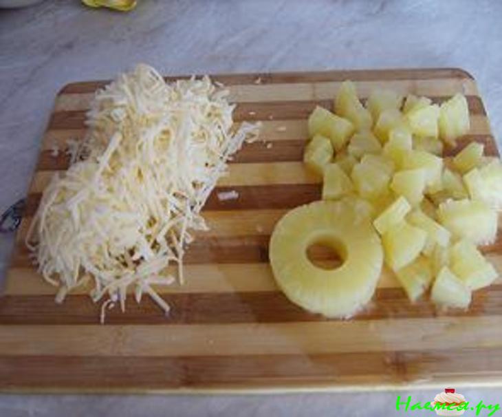 Салат из ананасов с сыром