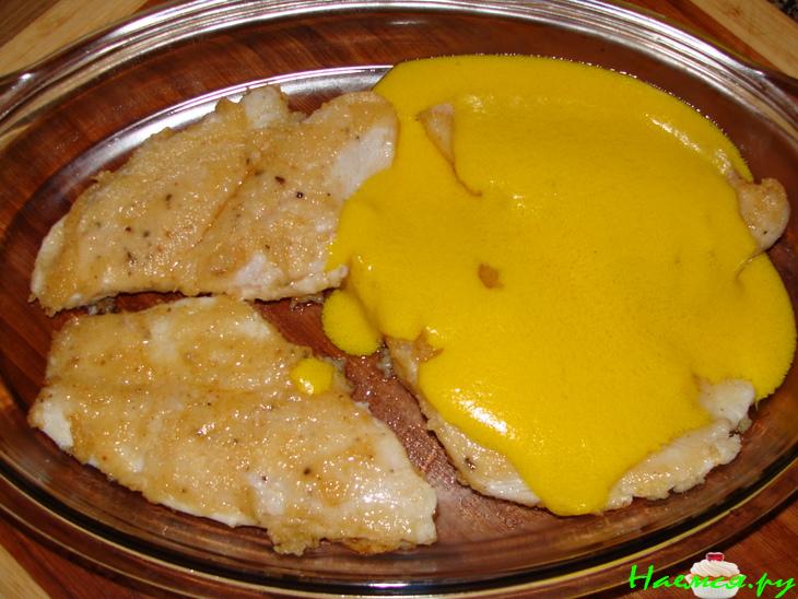 Филе морской рыбки с кунжутом под шафрановым соусом