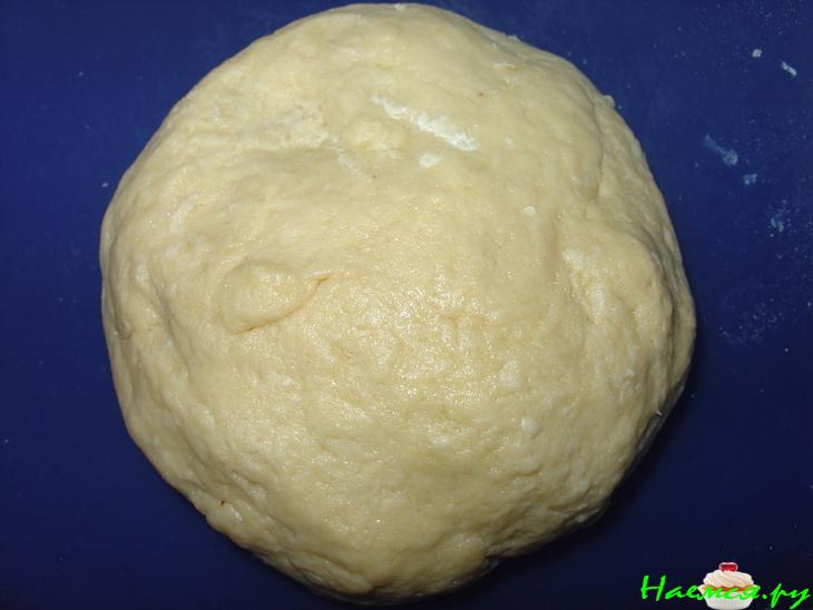 Пирог с марципаном, черносливом и фундуком в медовой помадке