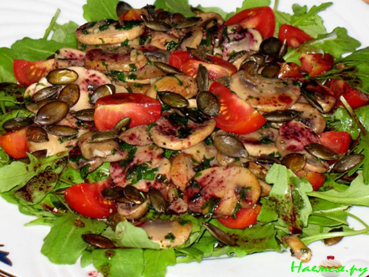 Салат из шампиньонов с тыквенными семечками