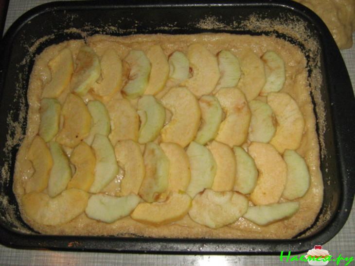 Пирог с яблоком, айвой и черносливом