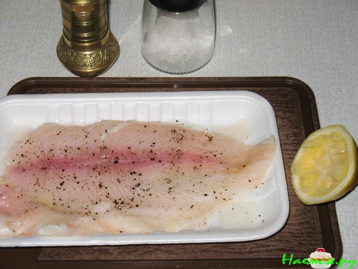 Рыбка на карамелизированном луке