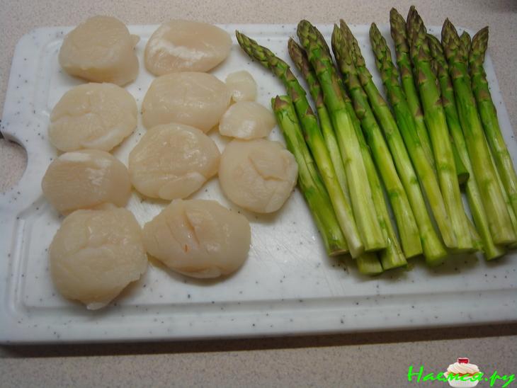 Морские гребешки со спаржей
