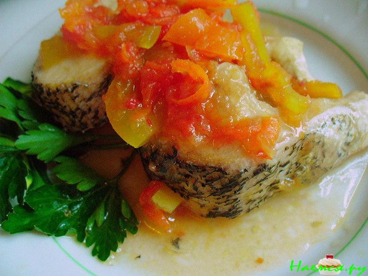 Рыбка отварная с соусом