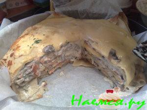 Блинчатый пирог с слабосоленой семгой, шампиньонами и сыром Блинчатый пирог с слабосоленой семгой, шампиньонами и сыром