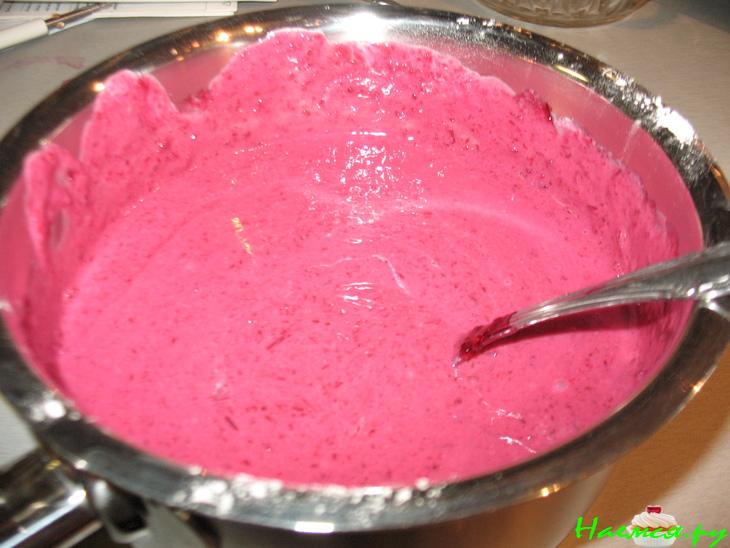 Бисквитный пирог с клюквой и творогом