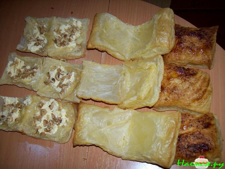 Пирожные из слоёного теста с кремом и орехами