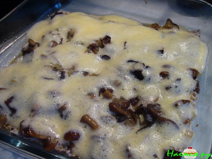 Картофельно-грибная запеканка на хрустящих хлебцах