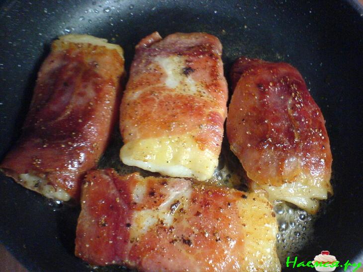 Белая рыба с оливами и базиликом