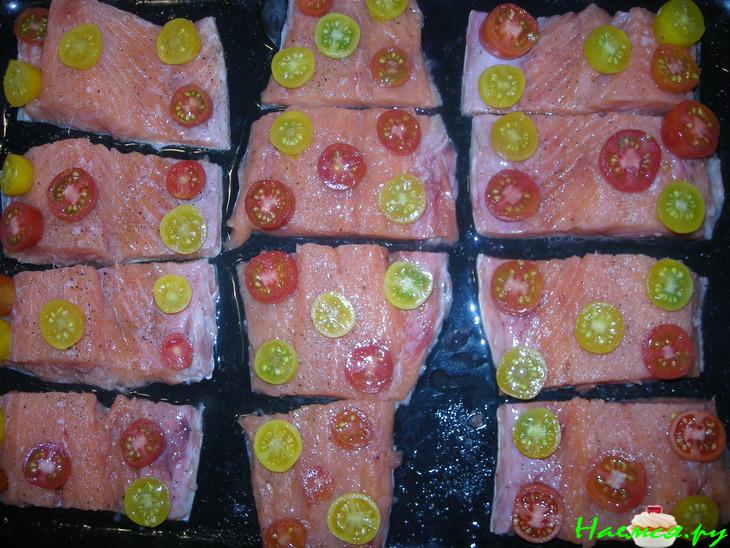 Печеная сёмга с черри и базиликом