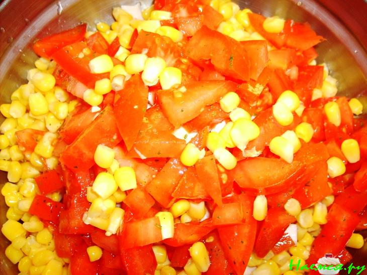 Салат с манго и крабовыми палочками