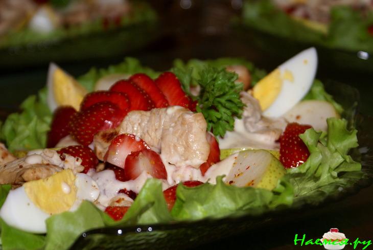 Салат из индейки с клубникой и грушей