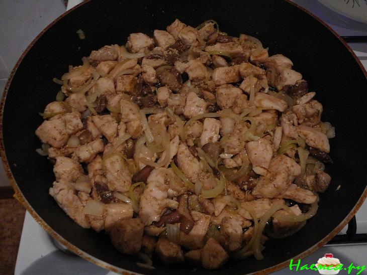 Куриная грудка, жареная с грибами