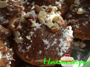 Эклеры со сгущенкой с ореховой посыпкой