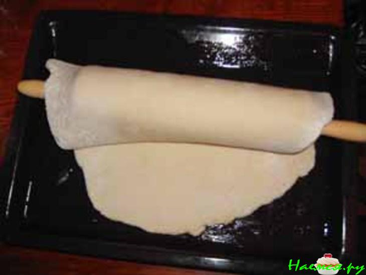 Пирог с сыром и салями