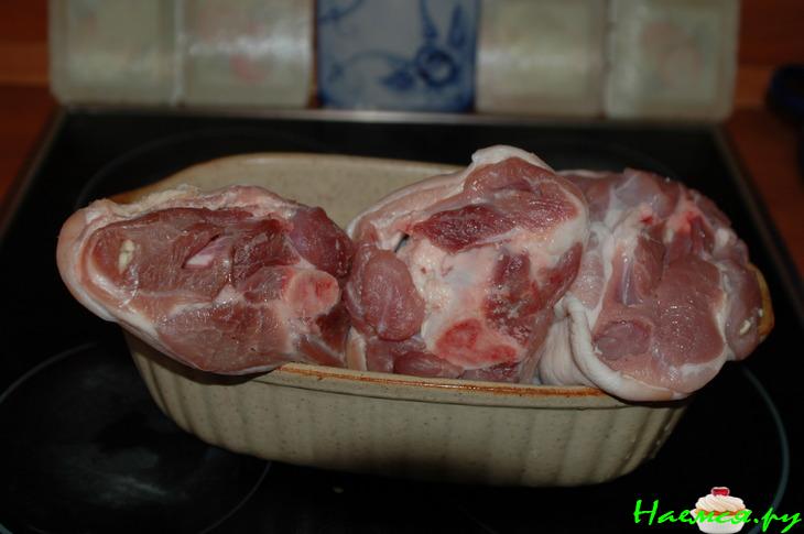 Рулька с яблоками