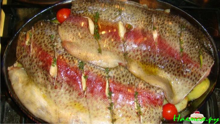 Форель, запеченная с чесночным картофелем и фенхелем