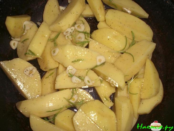 Картошечка с чесноком и розмарином в духовке 